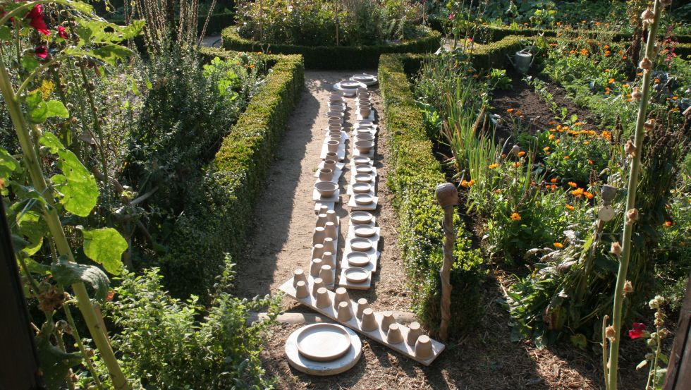 fertig gedrehte Keramik trocknet im Garten © J. Reich