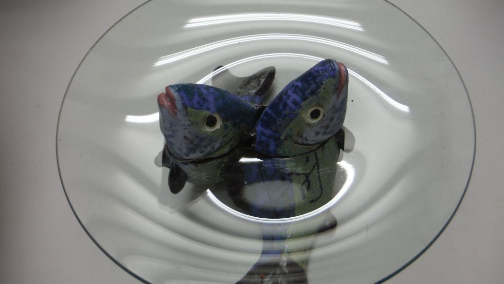 Glasschale mit Keramikfischen © Dörte Michaelis